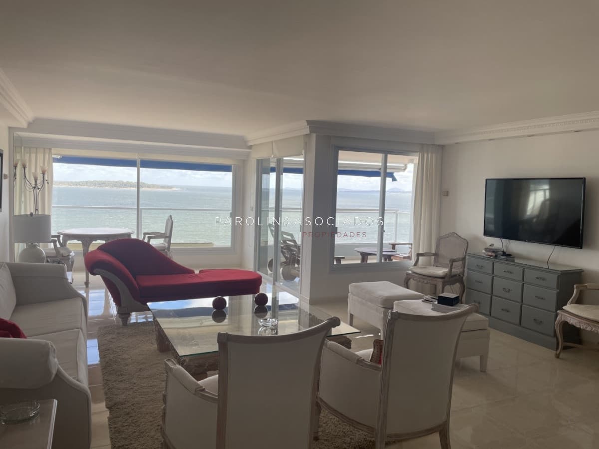 Apartamento en venta de 3 dormitorios en Beverly Tower, Punta del Este.