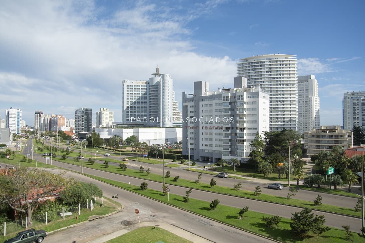 Apartamento de 2 dormitorios en venta en Alexander Boulevard, Punta del Este.