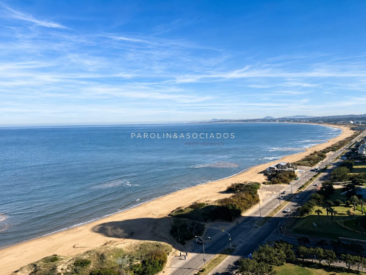 Apartamento de 4 dormitorios frente al mar en Torre Venetian, Punta del Este.