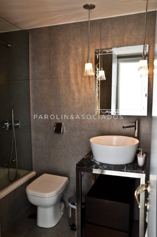 En venta apartamento iluminado de 1 dormitorio y medio en Roosevelt, Punta del Este.