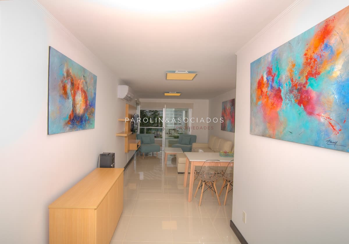 Apartamento en venta de 2 dormitorios en Playa Mansa, Punta del Este.