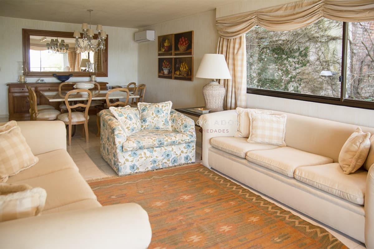 Apartamento de 4 dormitorios en venta con vista al mar en edificio Amarras del Sol, Punta del Este.