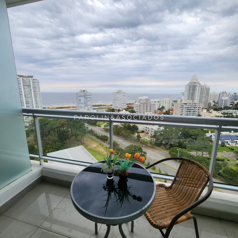 Apartamento en venta de 1 dormitorio con vista al mar en torre One II, Punta del Este.
