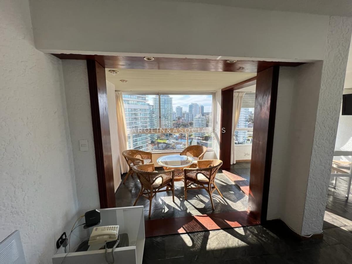 Apartamento en venta de 3 dormitorios en parada 2 de playa brava, cerca de servicios en Punta del Este