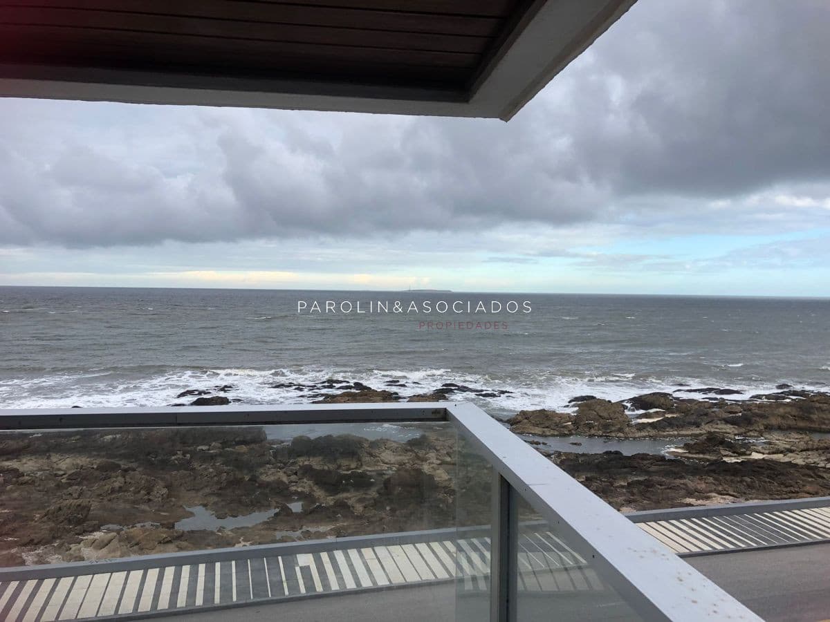 Hermoso apartamento de 3 dormitorios en venta frente al mar en Punta del Este.