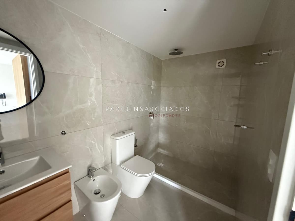 Vende apartamento de 1 dormitorio y medio en Punta del Este