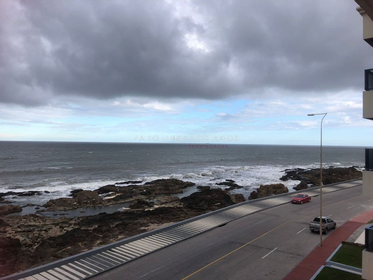 Hermoso apartamento de 3 dormitorios en venta frente al mar en Punta del Este.