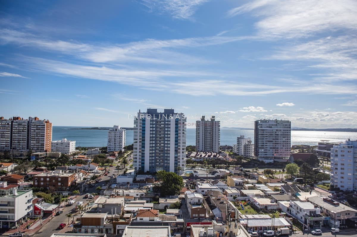 Piso alto con vista panoramica, 1 dormitorio y medio en venta. Punta del Este