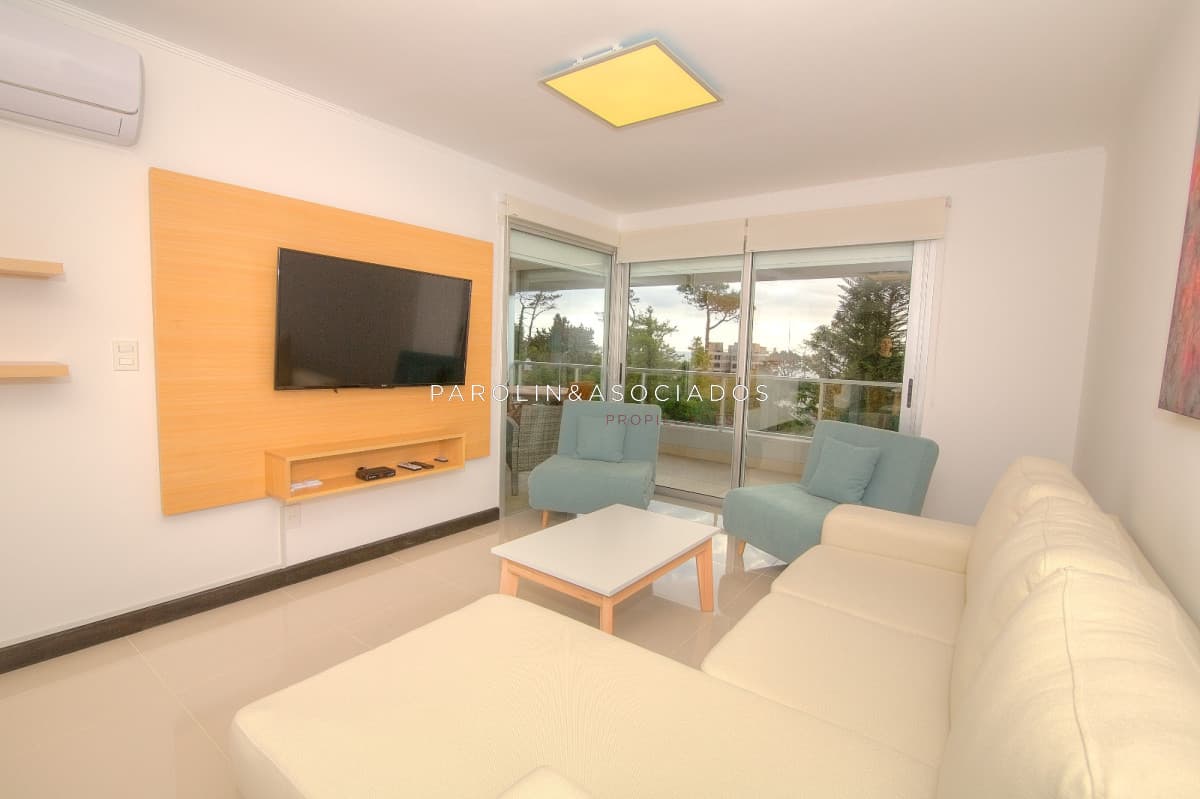 Apartamento en venta de 2 dormitorios en Playa Mansa, Punta del Este.