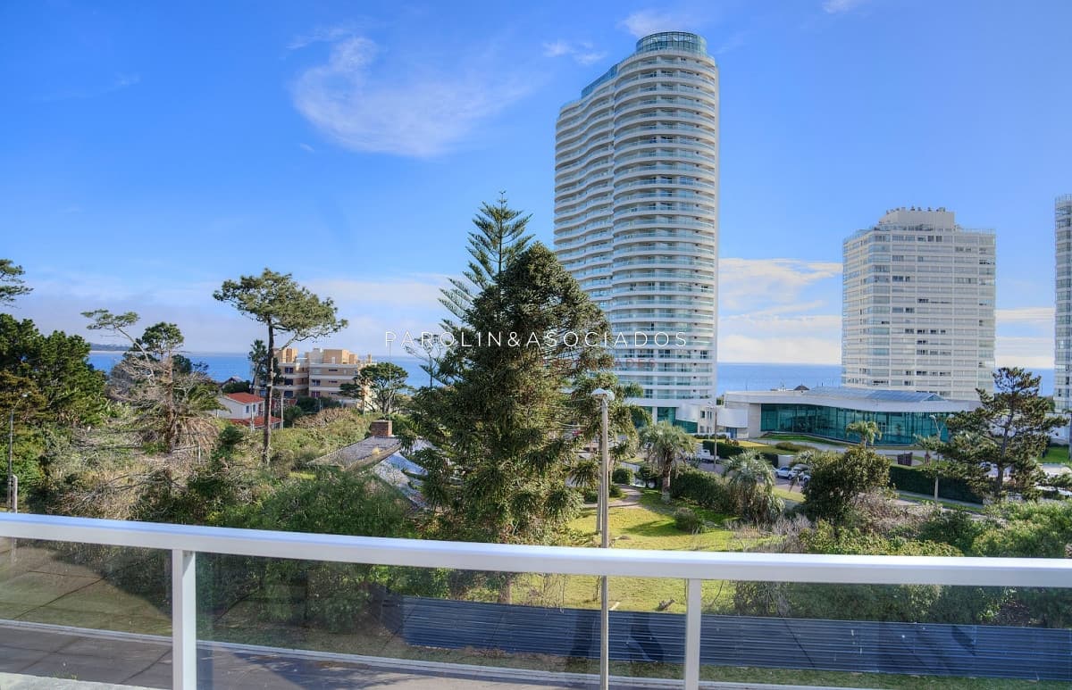 Apartamento en venta de 2 dormitorios en Playa Mansa, Punta del Este.