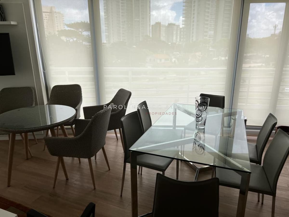 Apartamento en venta de 2 dormitorios en Edificio Alexander Boulevard, Mansa Punta del Este.