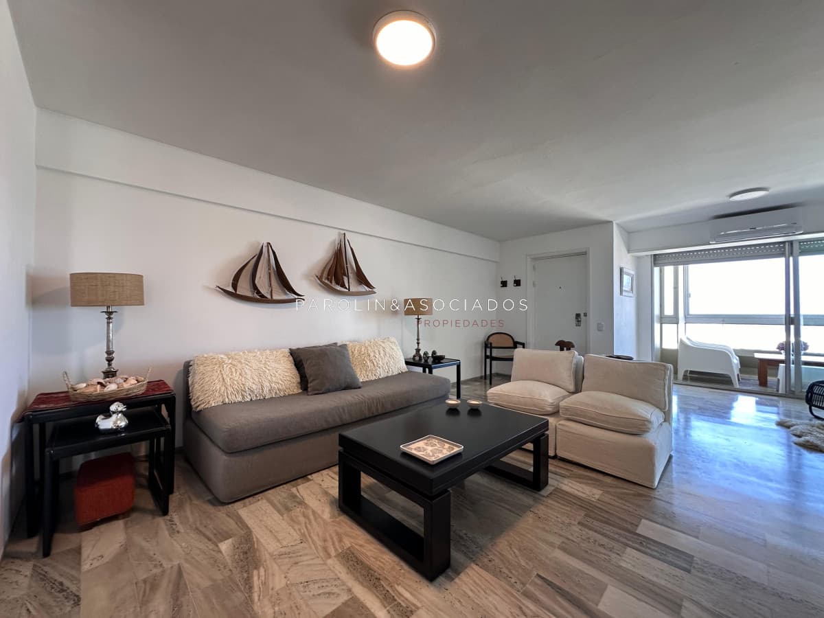 Apartamento de 3 dormitorios en Peninsula, Punta del Este con vista al mar