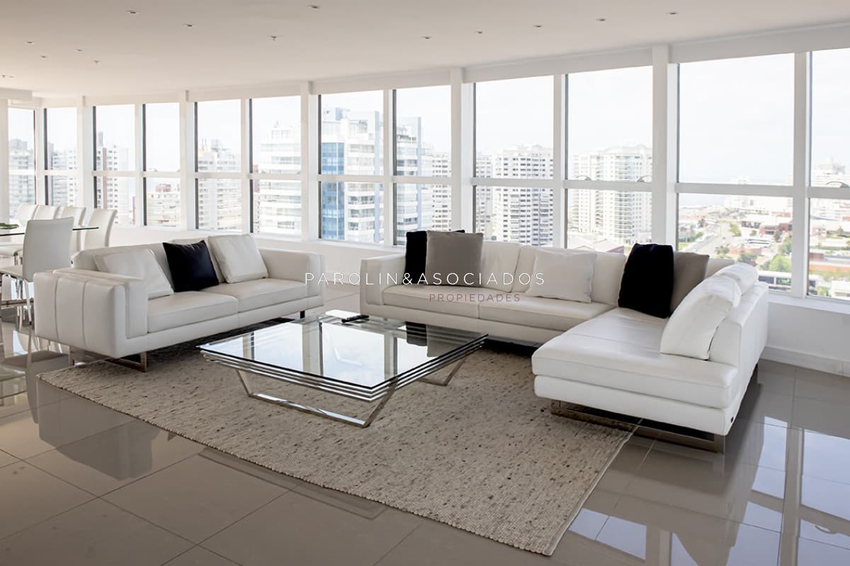 Penthouse en venta de 4 dormitorios en Alexander Boulevard Tower, Punta del Este.