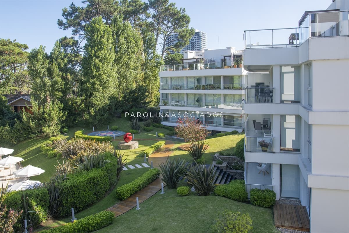 Apartamento en venta de 3 dormitorios en Punta del Este.