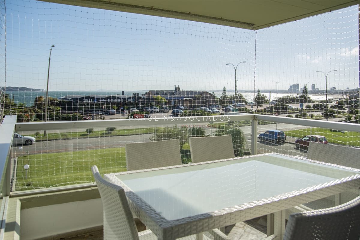 Hermoso apartamento en venta de 3 dormitorios en edificio Malecón IV, Punta del Este.