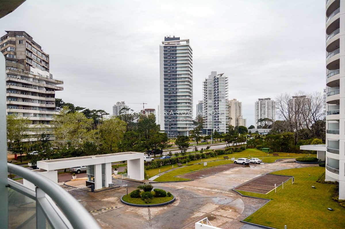 Apartamento de 3 dormitorios en venta en Ocean Drive, Punta del Este.