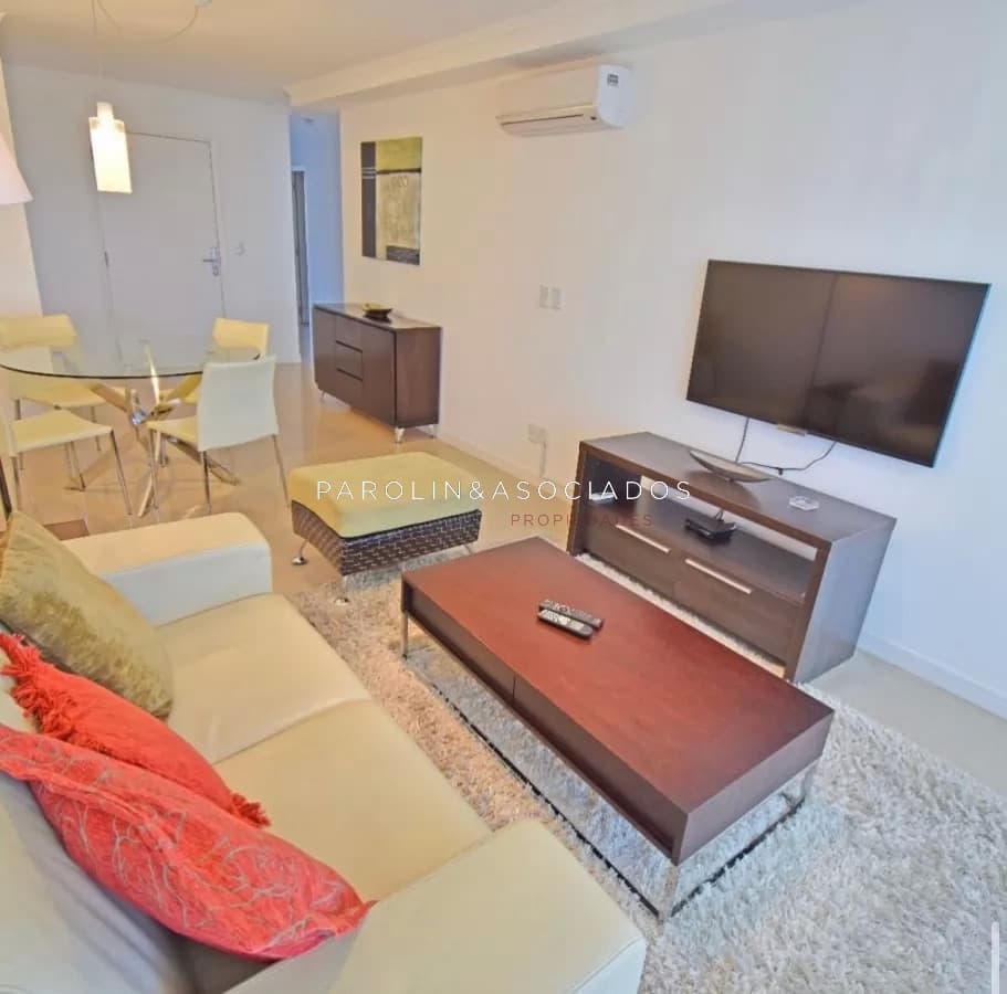 Apartamento de 2 dormitorios con parrillero en venta en Casino Tower