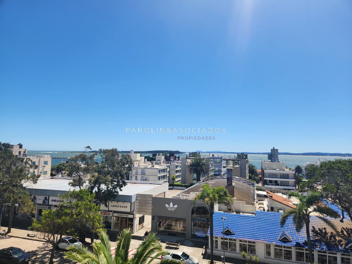 Apartamento en venta de 3 dormitorios en edificio Campidoglio II, Punta del Este.