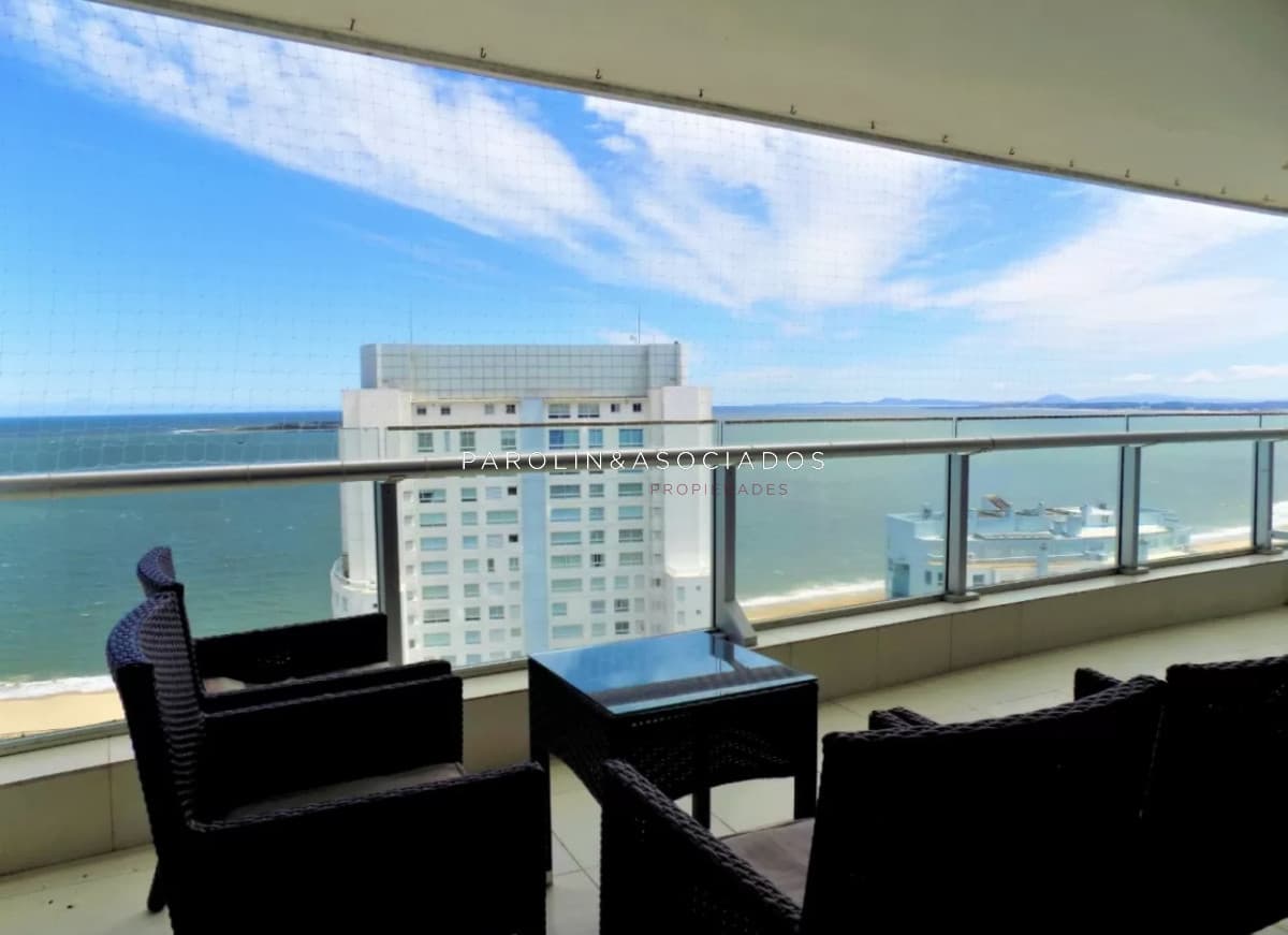 Apartamento en Seasons Tower 2 dormitorios, Punta del Este.