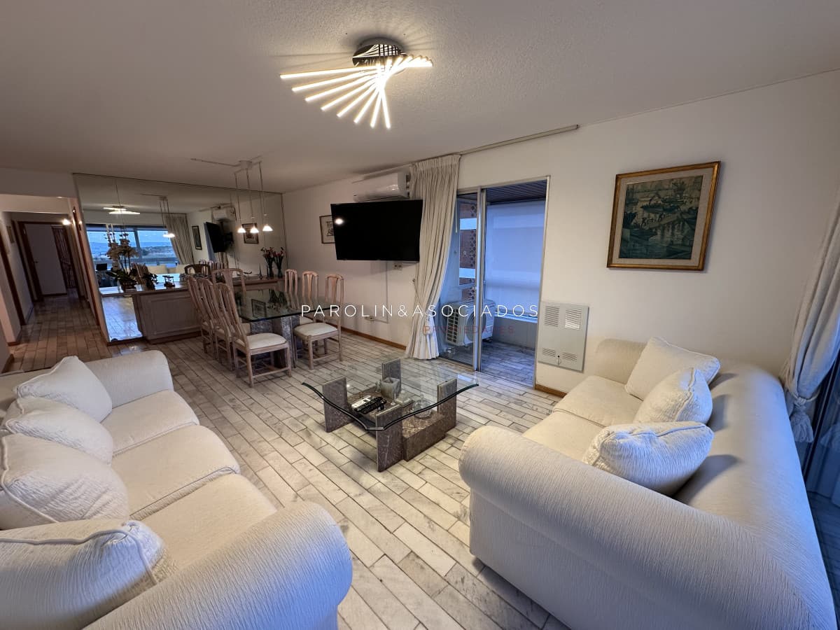 Vende apartamento de 3 dormitorios en Playa Brava, Punta del Este