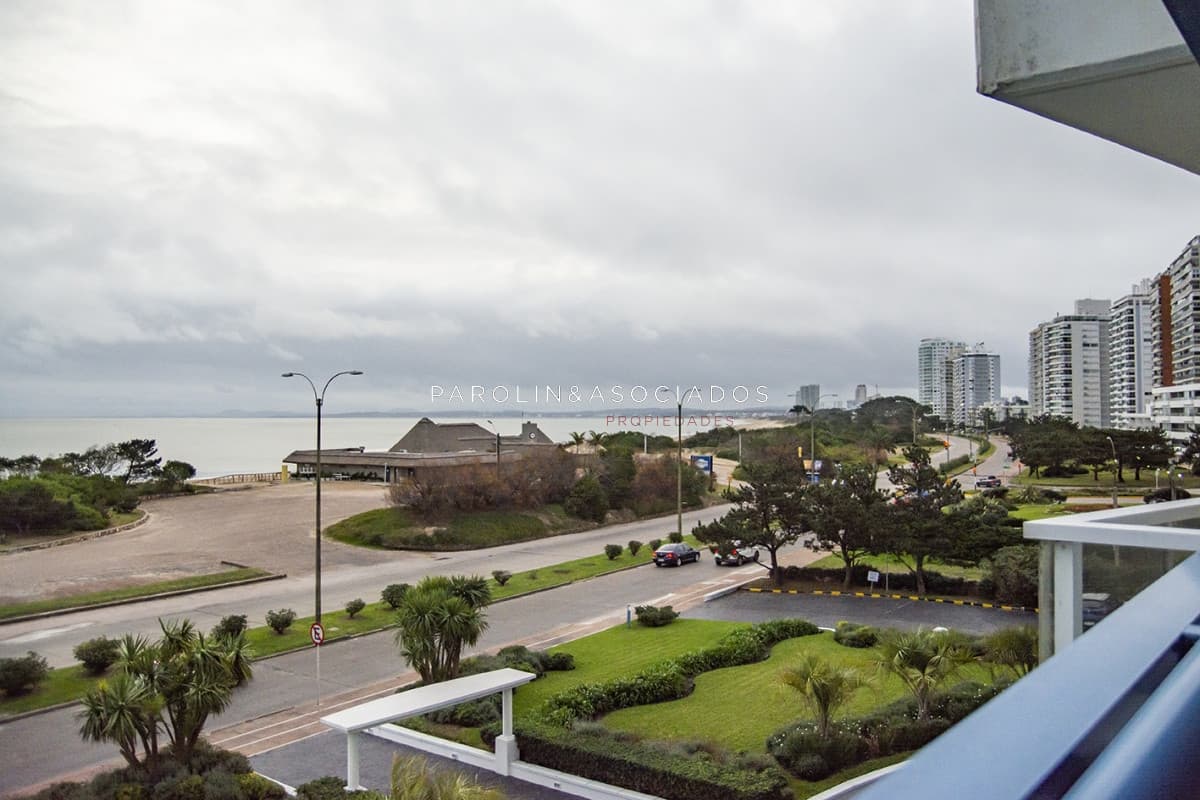 Apartamento en venta de 3 dormitorios en Beverly Tower, Punta del Este.