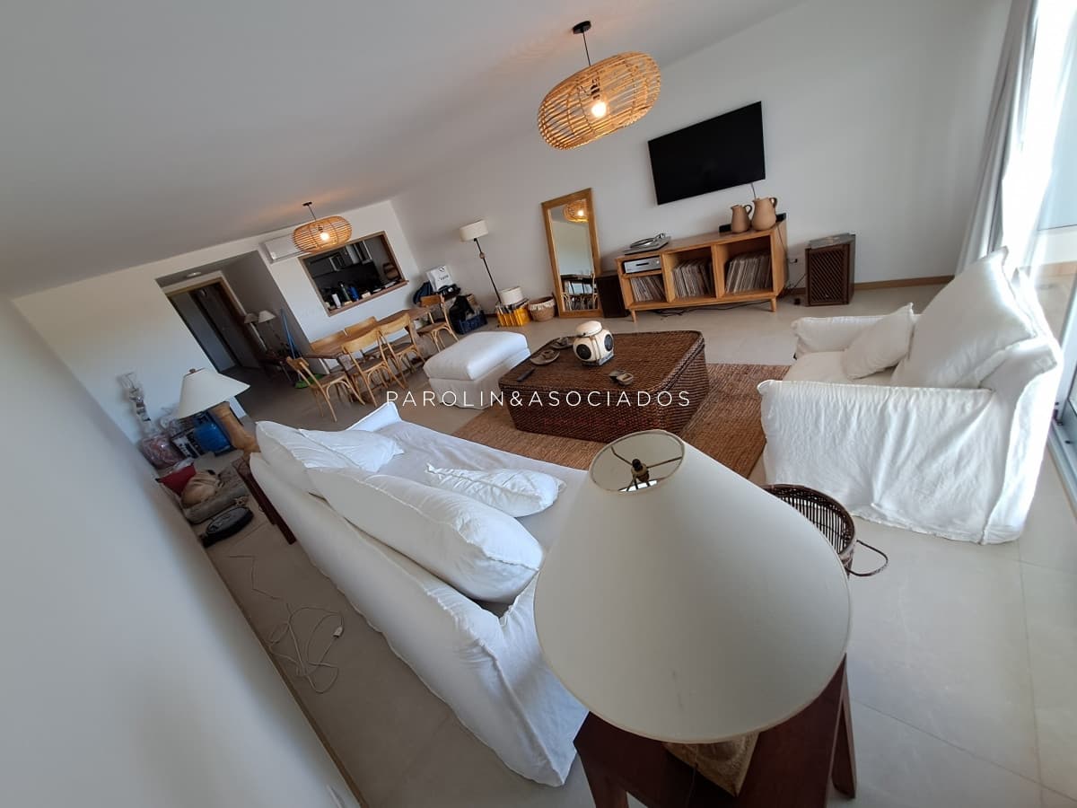 Apartamento en venta de 2 dormitorios en edificio Silente, Punta del Este.