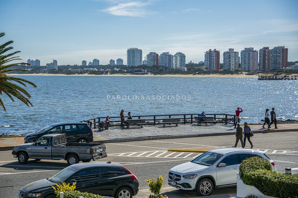 Apartamento de 4 dormitorios en venta con vista al mar en edificio Amarras del Sol, Punta del Este.