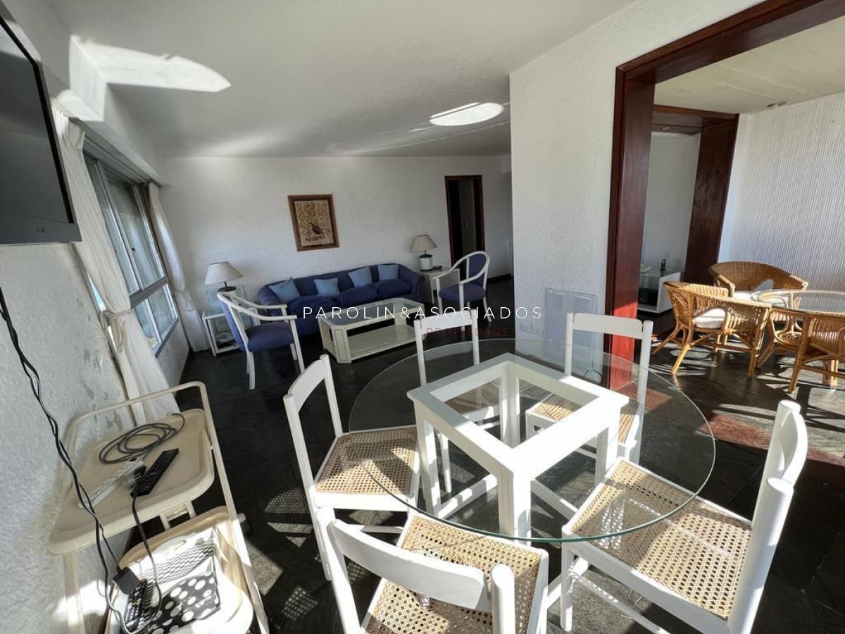 Apartamento en venta de 3 dormitorios en parada 2 de playa brava, cerca de servicios en Punta del Este