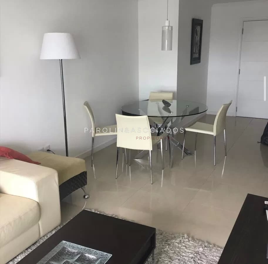 Apartamento de 2 dormitorios con parrillero en venta en Casino Tower