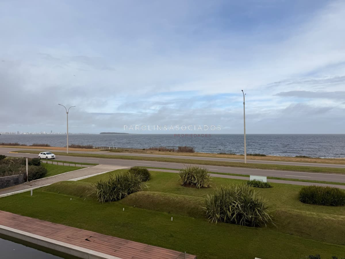 VENDE APARTAMENTO 2 DORMITORIOS 2 BAÑOS FRENTE AL MAR !