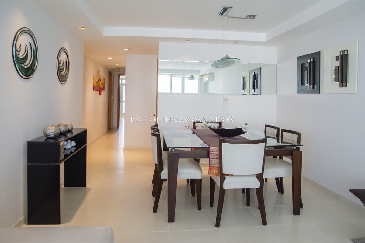 Vende apartamento de 2 dormitorios en suite en Punta del Este