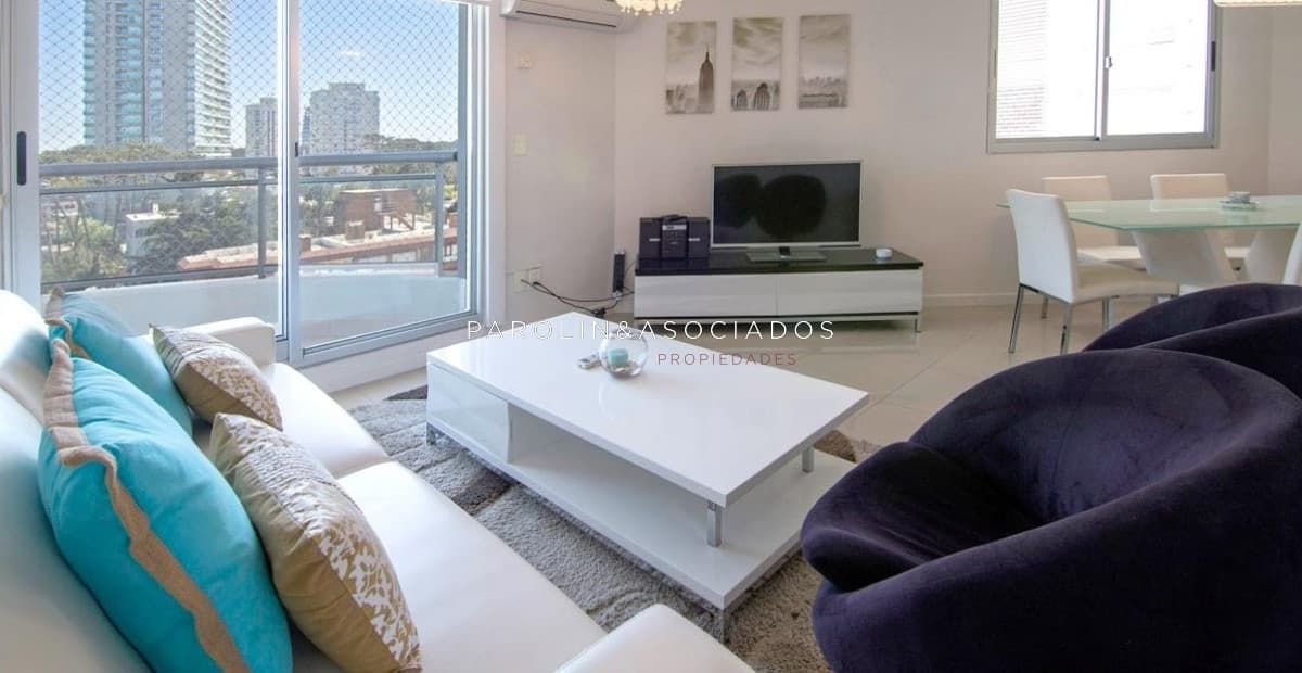 Lindo apartamento en venta de 2 dormitorios en Ocean Drive, Punta del Este.