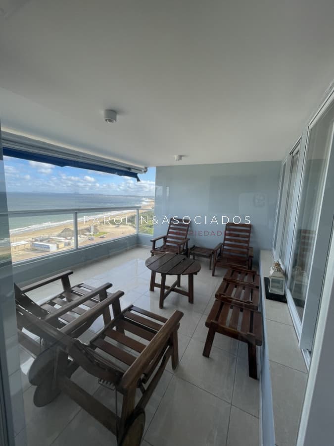 Apartamento en venta de 3 dormitorios en Beverly Tower, Punta del Este.
