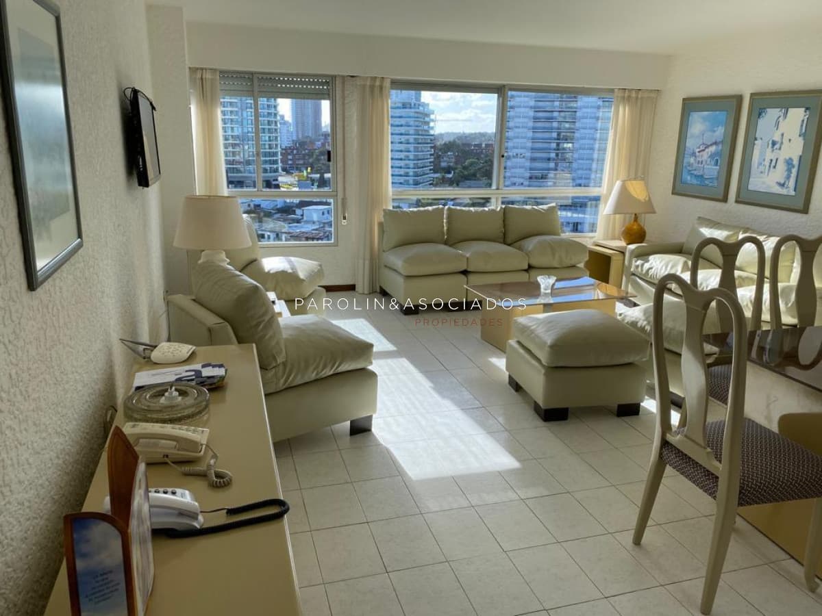 Vende Apartamento de 3 dormitorios en Brava, Excelente edificio.