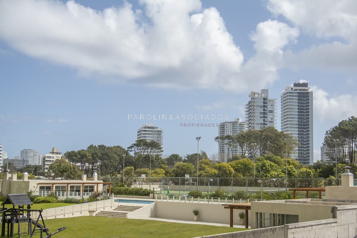 Apartamento en venta en primera fila de playa Brava, Trump Tower.