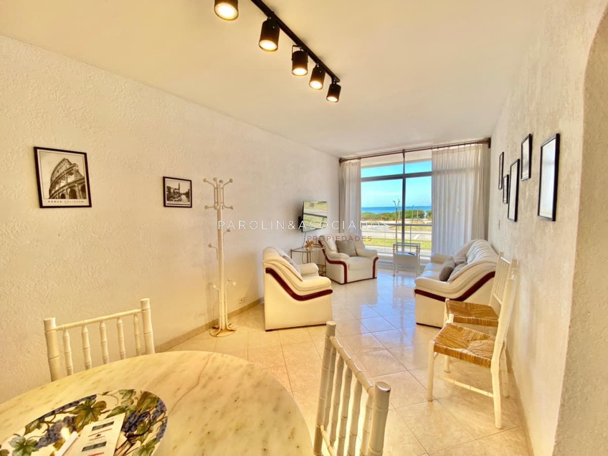 Apartamento de 2 dormitorio y medio en Primera lineal de Playa brava , Punta del este