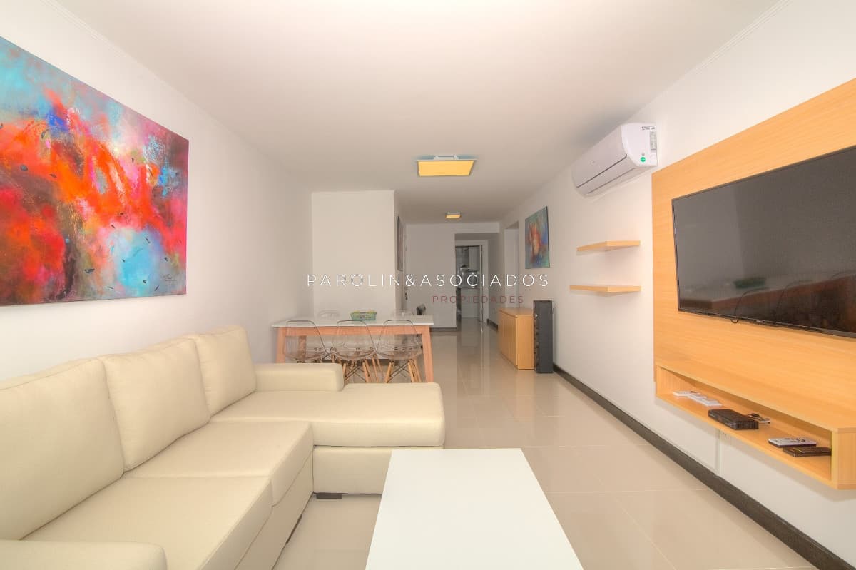 Apartamento en venta de 2 dormitorios en Playa Mansa, Punta del Este.