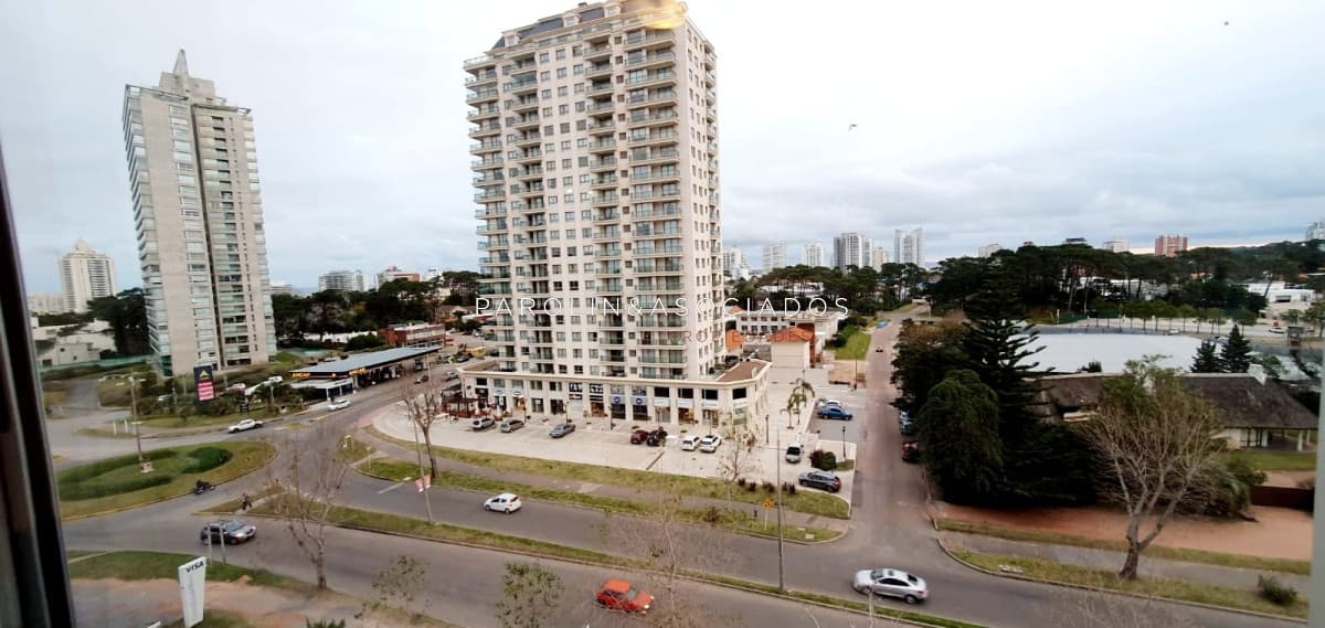 Hermoso apartamento en venta con agradable vista en Punta del Este.