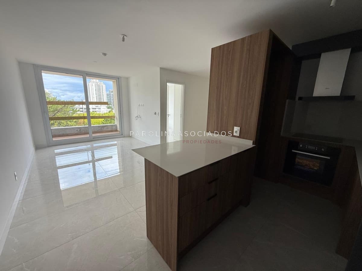 Vende apartamento de 1 dormitorio y medio en Punta del Este