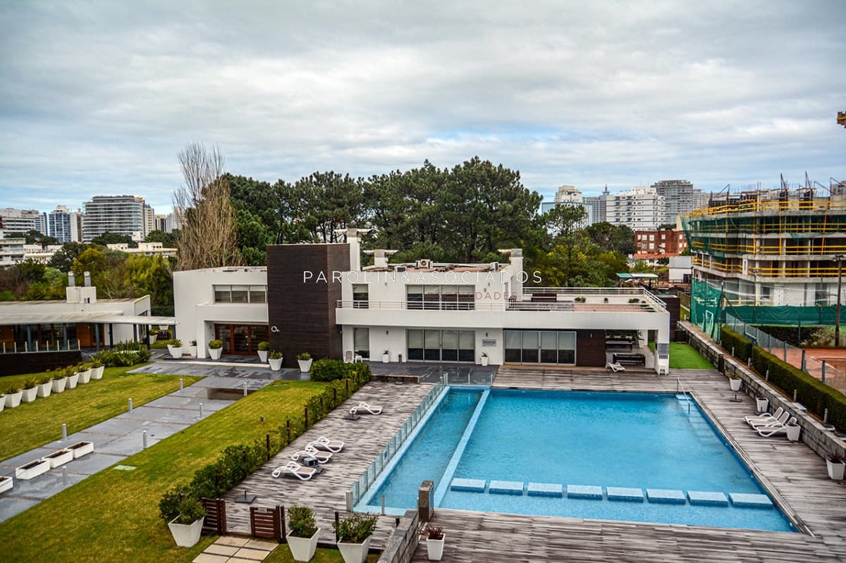 Apartamento de 3 dormitorios en venta en Ocean Drive, Punta del Este.