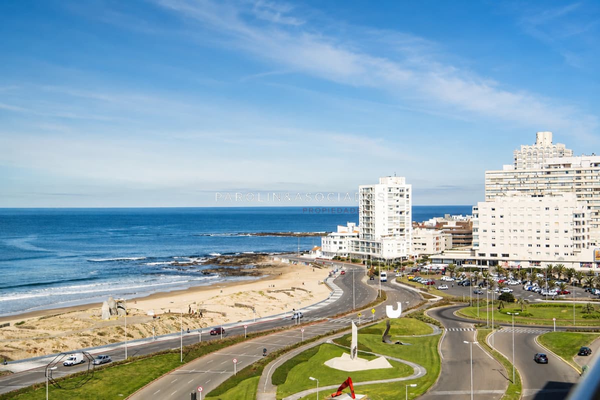 Apartamento en Torre Imperiale, Punta del Este de 3 dormitorios + dependencia en venta.