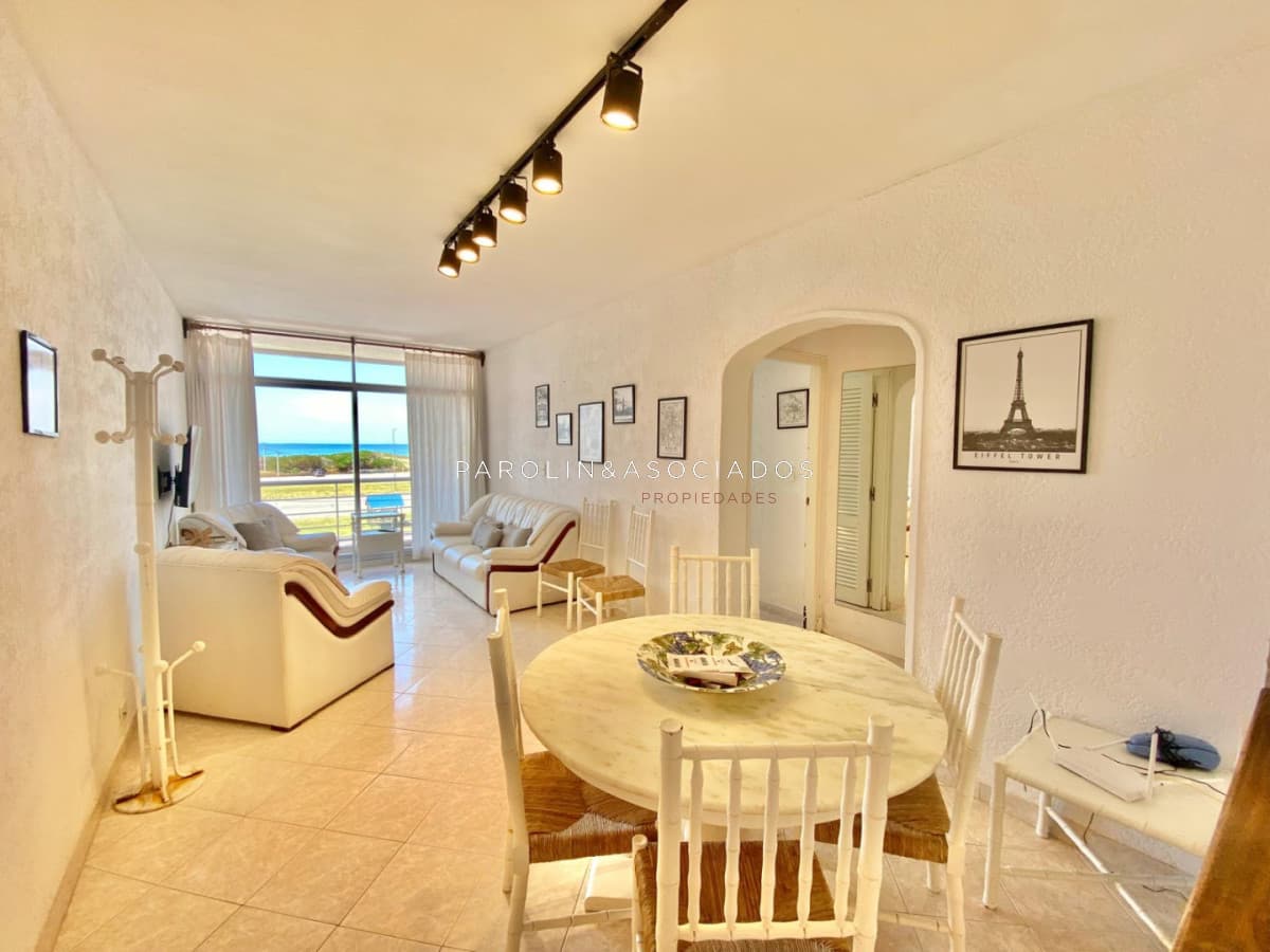 Apartamento de 2 dormitorio y medio en Primera lineal de Playa brava , Punta del este