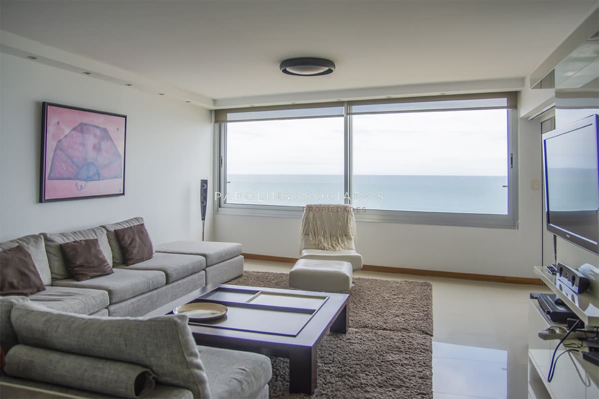 Apartamento en venta de 3 dormitorios en Tiburón, Playa Brava Punta del Este.