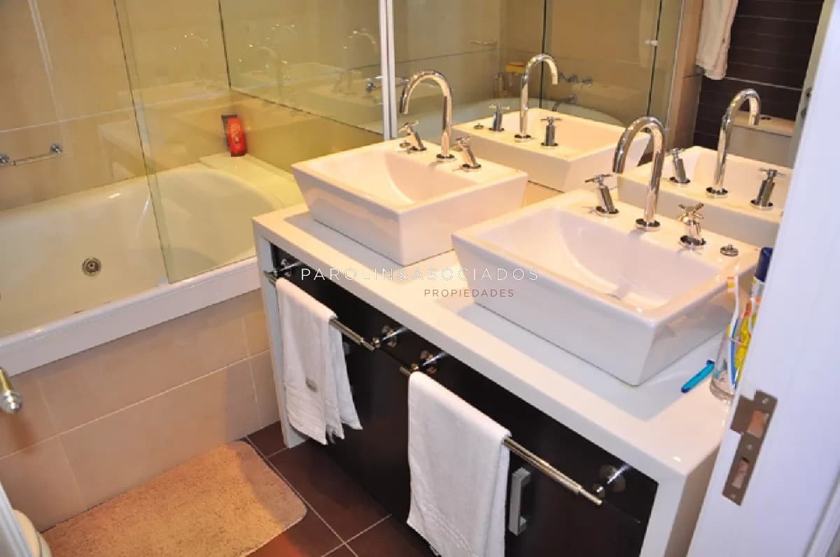 Apartamento en venta a pasos de playa Brava.