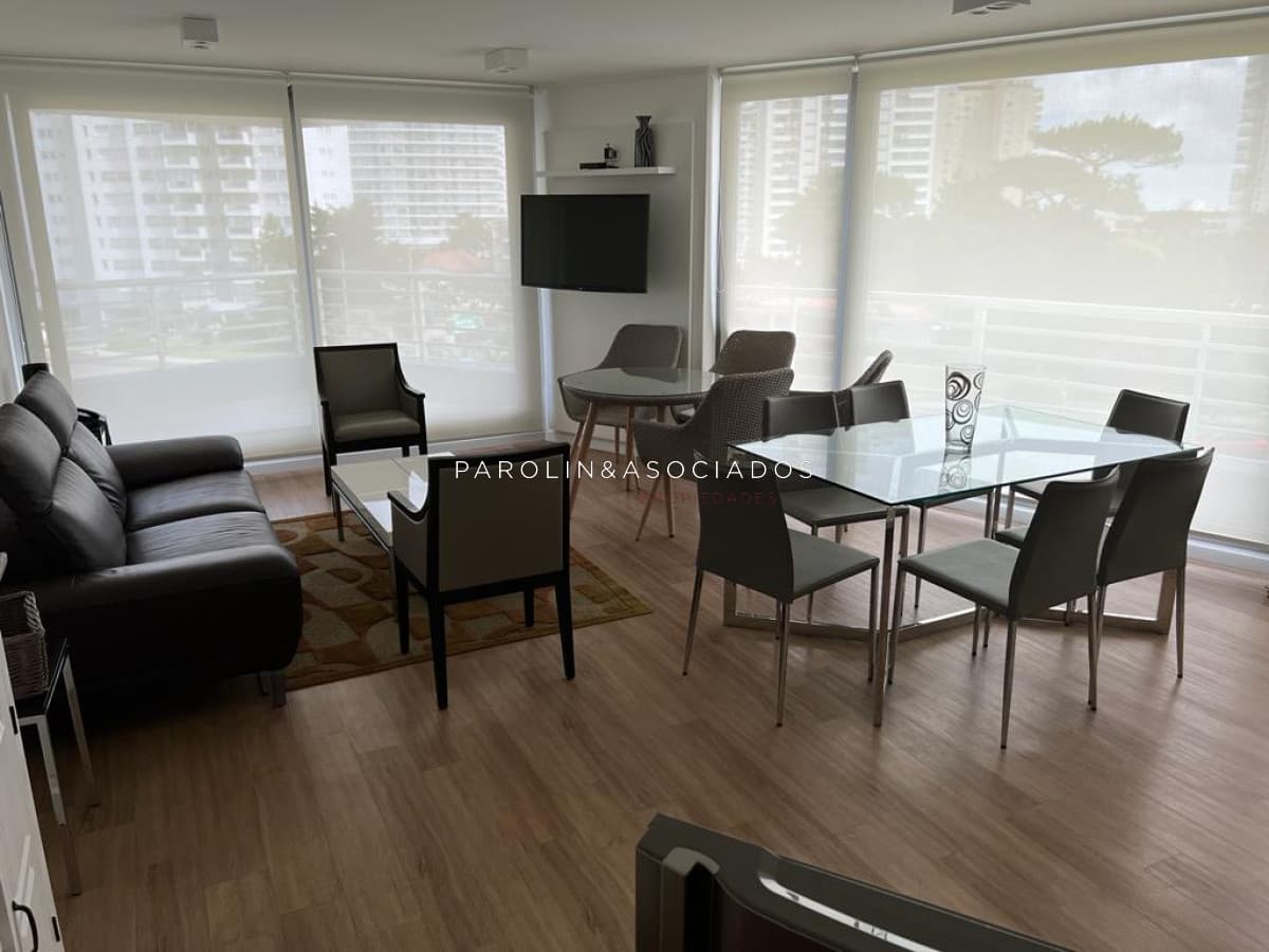 Apartamento en venta de 2 dormitorios en Edificio Alexander Boulevard, Mansa Punta del Este.