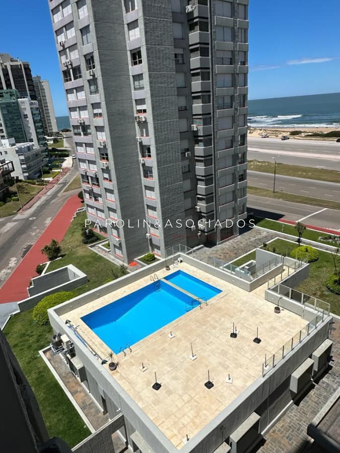 Vende Apartamento de 3 dormitorios en Brava, Excelente edificio.