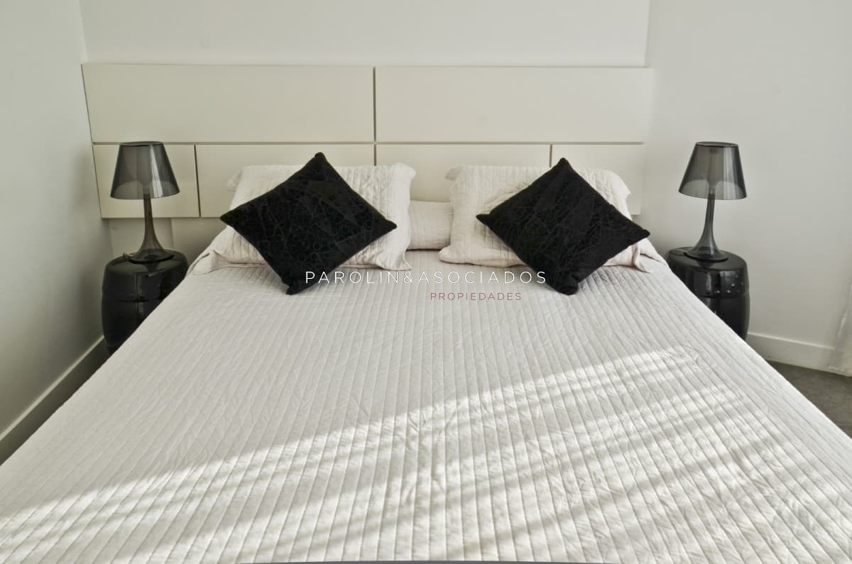 En venta apartamento iluminado de 1 dormitorio y medio en Roosevelt, Punta del Este.