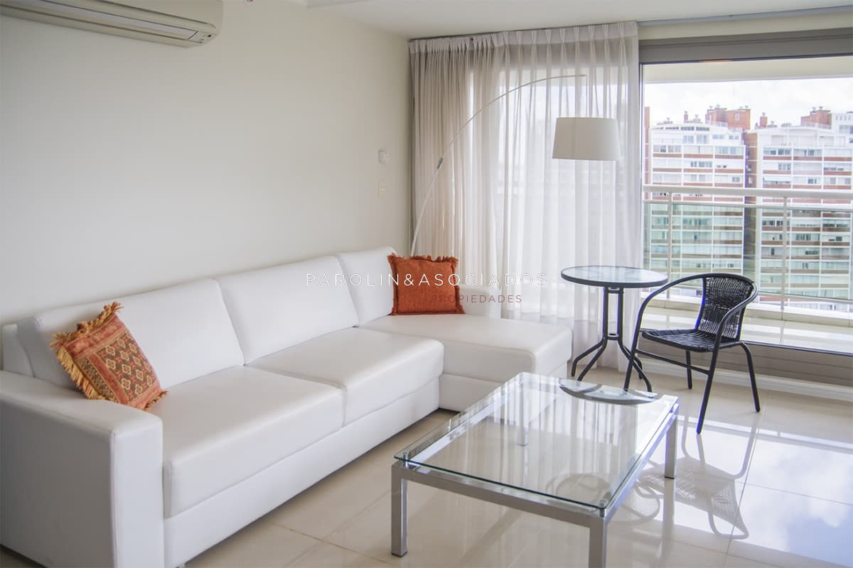 Apartamento de 2 dormitorios a pasos del Mar en torre Imperiale, Punta del Este.
