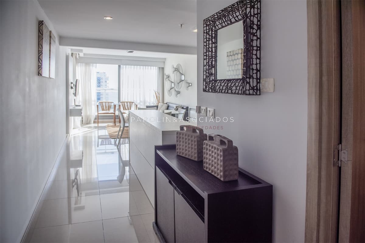Piso alto con vista panoramica, 1 dormitorio y medio en venta. Punta del Este