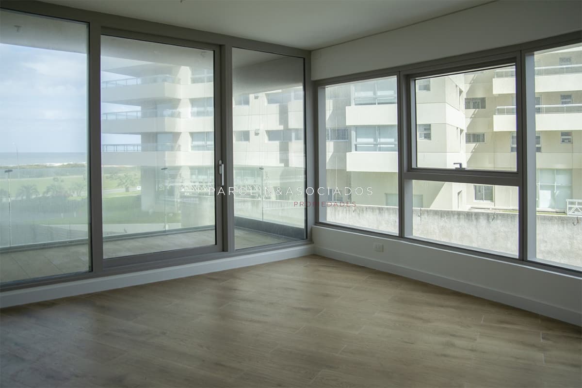Apartamento en venta en primera fila de playa Brava, Trump Tower.